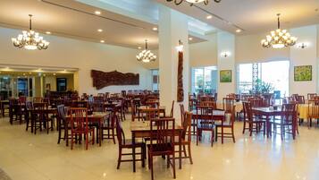 3 restaurants; breakfast, lunch, and dinner served