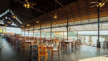 3 restaurantes, café da manhã, culinária internacional