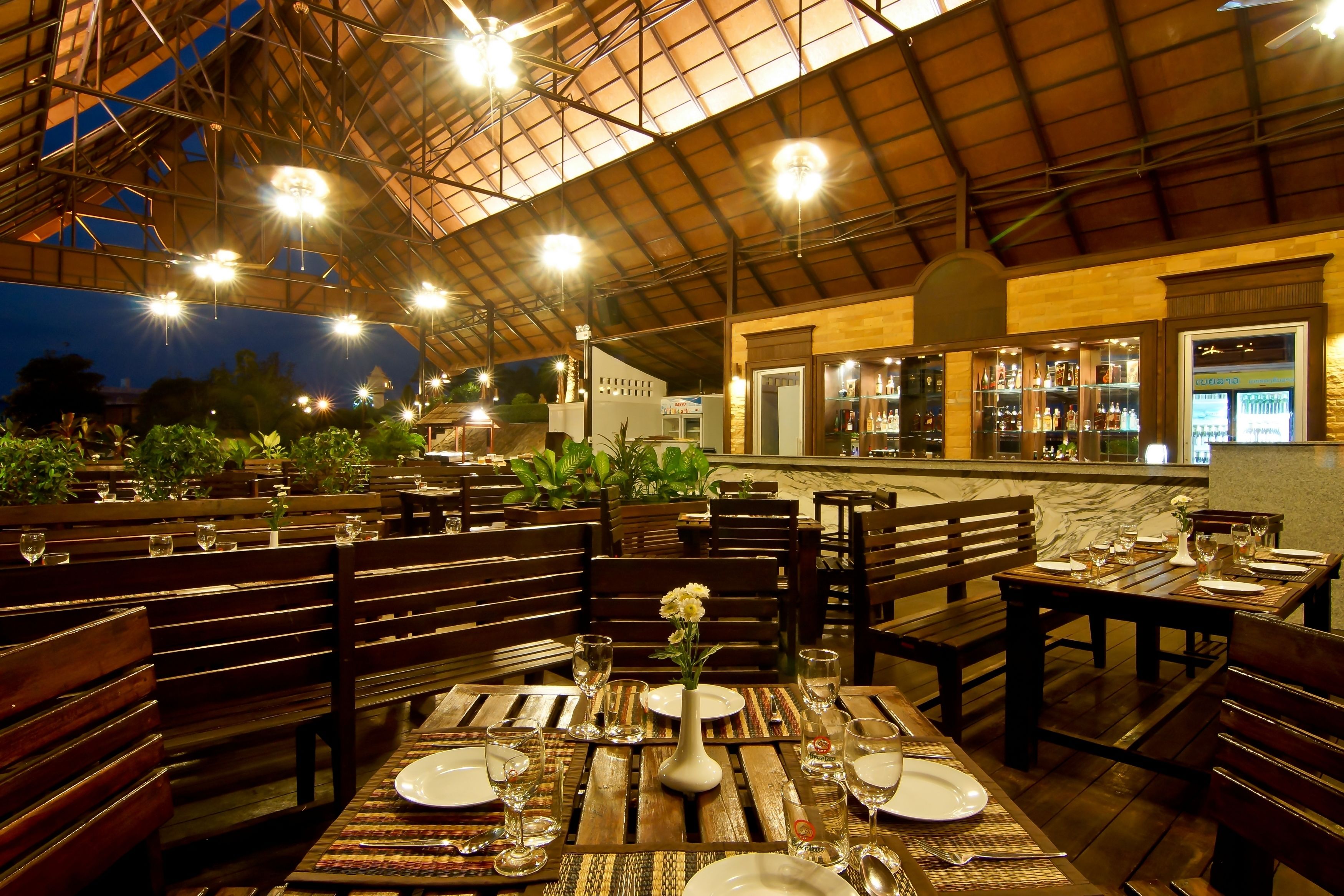 3 restaurants, breakfast, lunch, dinner served; international cuisine