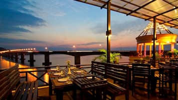 3 restaurants, breakfast, lunch, dinner served; international cuisine