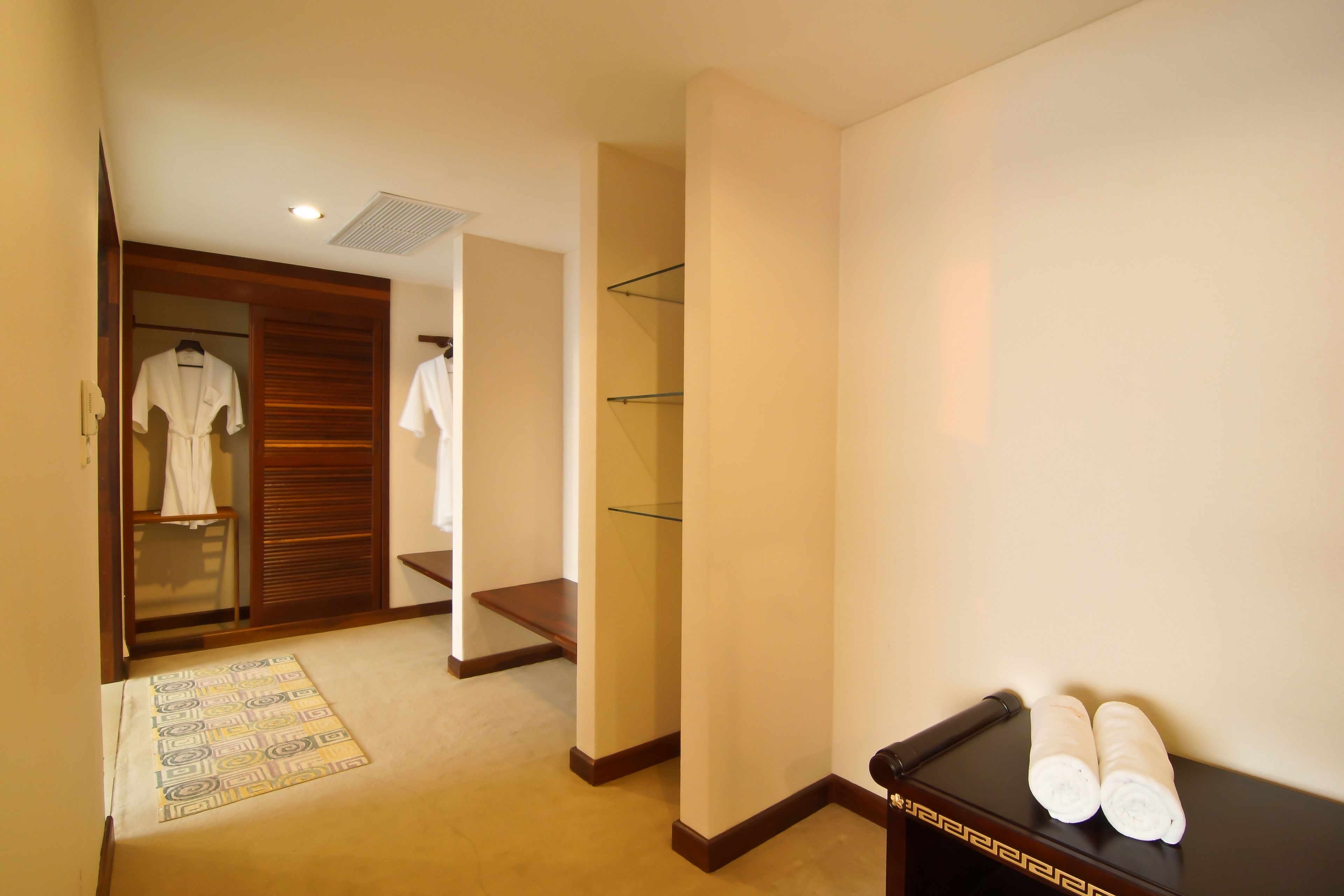 combined shower/bathtub, free toiletries, hair dryer, slippers