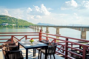 3 restaurants; breakfast, lunch, and dinner served