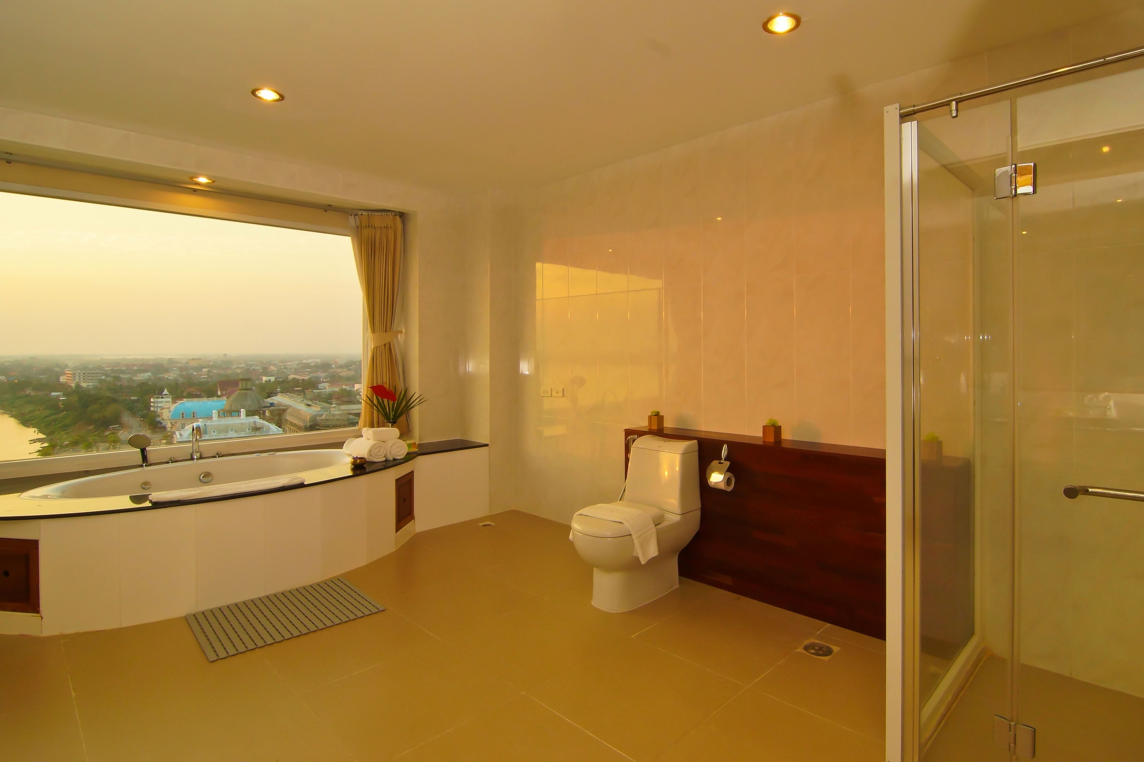 combined shower/bathtub, free toiletries, hair dryer, slippers