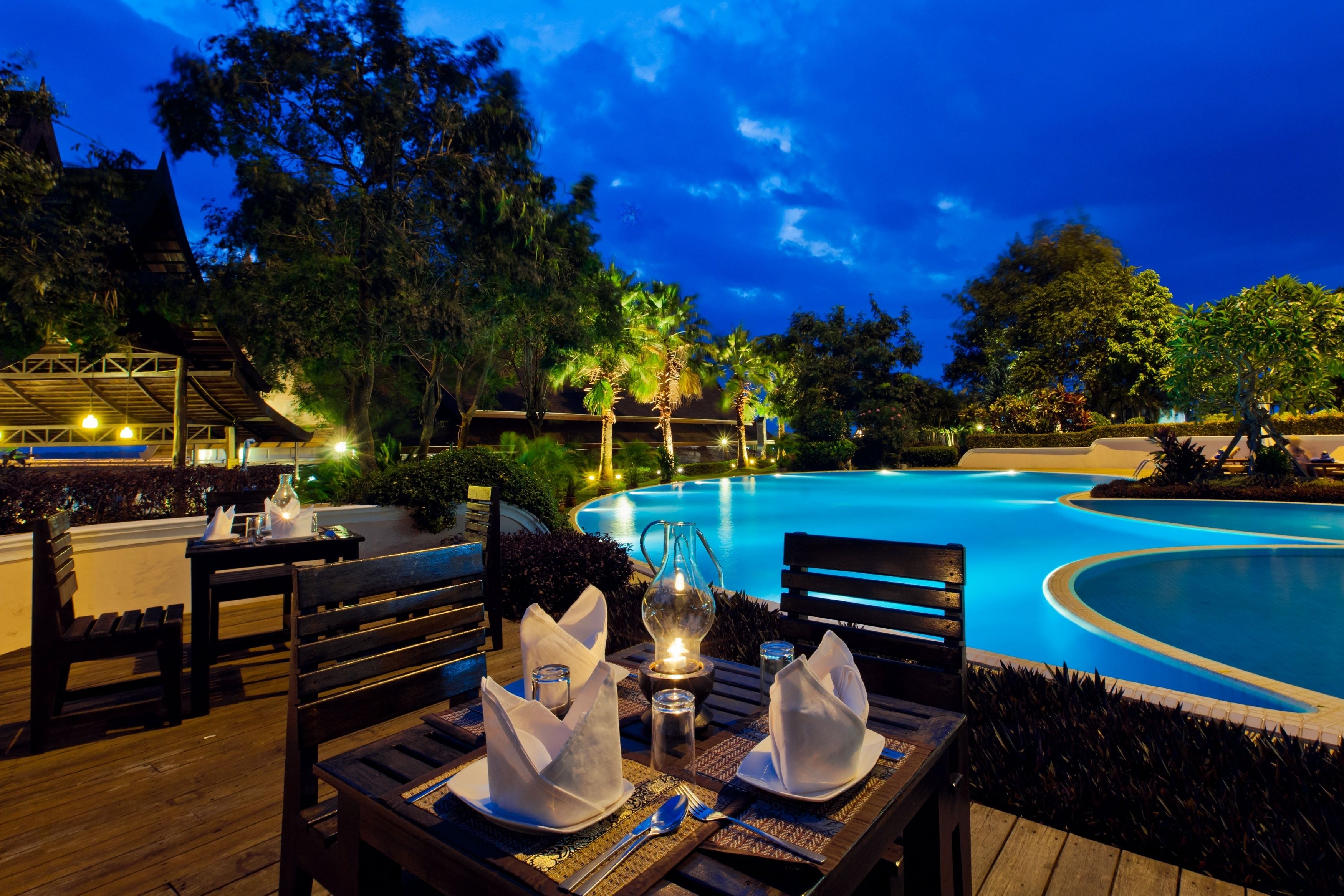 3 restaurants, breakfast, lunch, dinner served; international cuisine