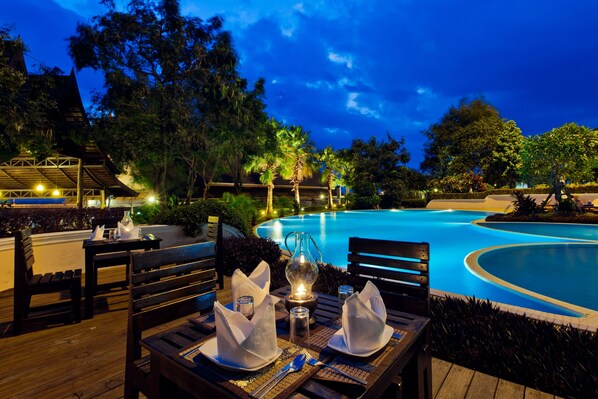 3 restaurants, breakfast, lunch, dinner served; international cuisine 