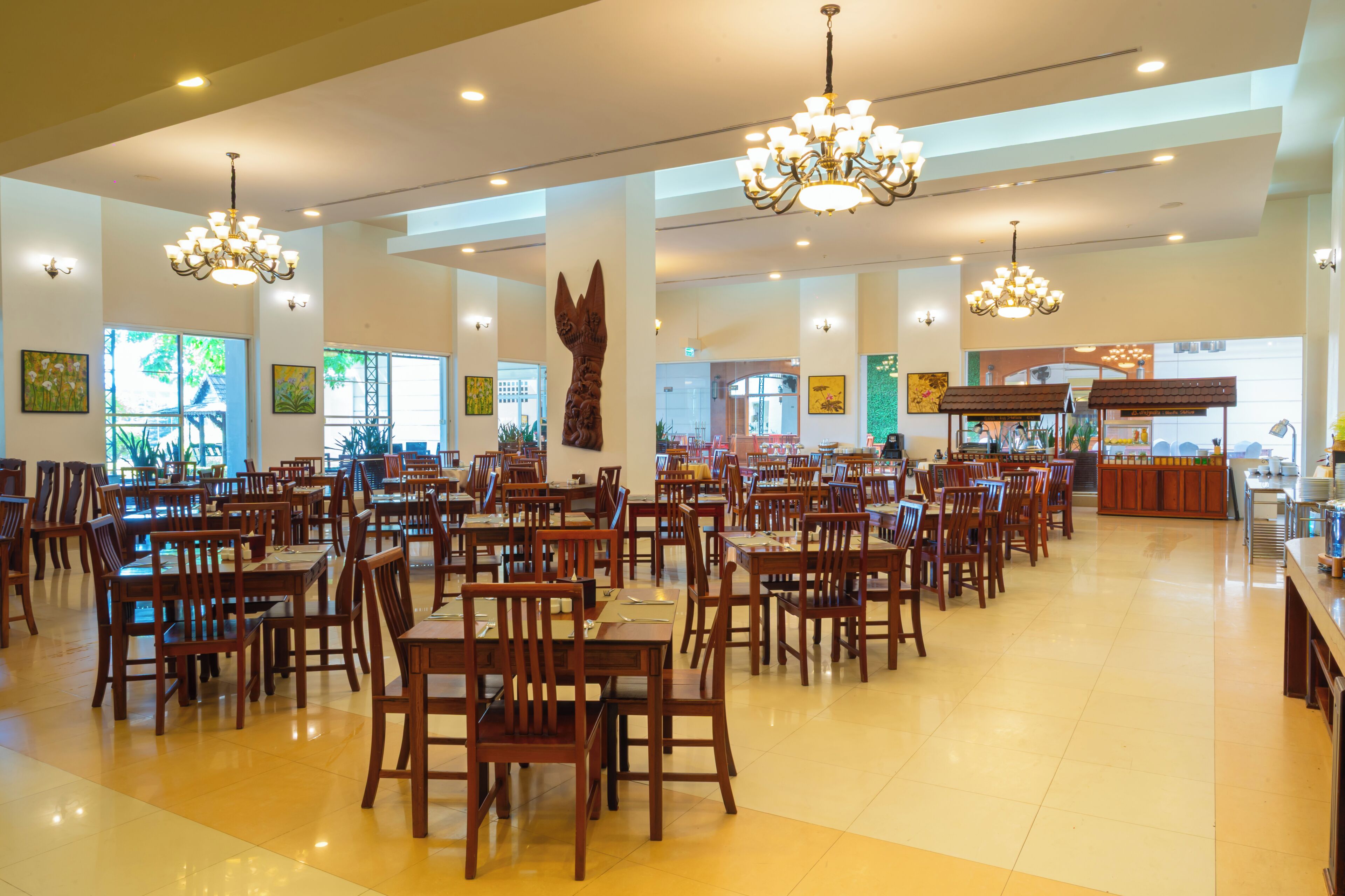 3 restaurants; breakfast, lunch, and dinner served