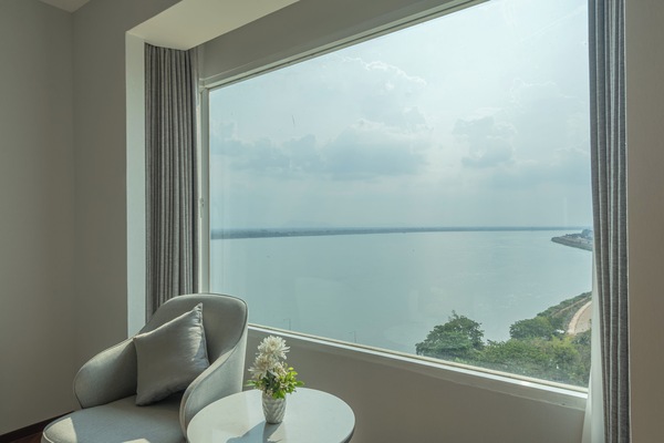 Junior-Suite, Flussblick | 1 Schlafzimmer, Minibar, Zimmersafe, Schreibtisch