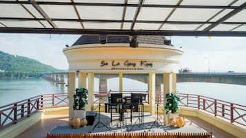 3 restaurants; breakfast, lunch, and dinner served