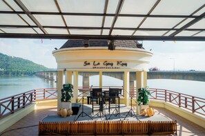 3 restaurants; breakfast, lunch, and dinner served - Champasak Grand Hotel (Pakse)