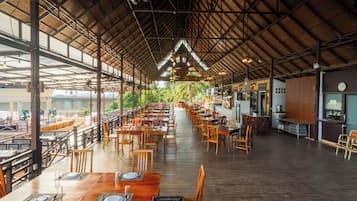 3 nhà hàng; phục vụ bữa sáng, bữa trưa và bữa tối