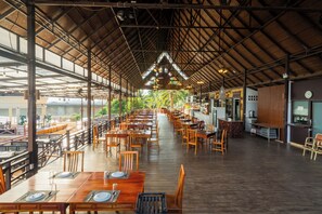 3 restaurants; breakfast, lunch, and dinner served - Champasak Grand Hotel (Pakse)