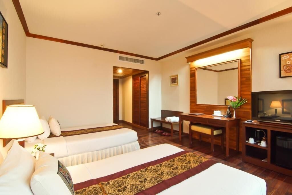 Habitación superior con 2 camas individuales, vista a la ciudad | 1 habitación, minibar, caja de seguridad en la habitación y escritorio 