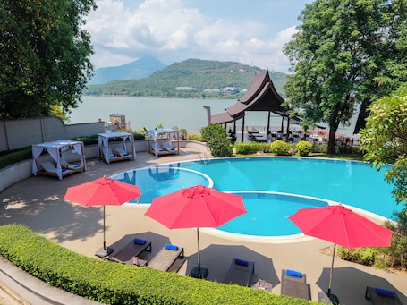 Exterior. Champasak Grand Hotel