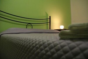 Minibar, caja de seguridad en la habitación y escritorio 