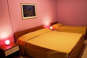 三人房 | 起居区 | 18-英寸纯平电视 （配备数码频道）、电视