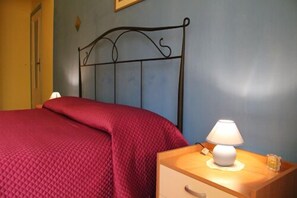 Kamer, 1 twee- of 2 eenpersoonsbedden | Woonruimte | Een 18-inch flatscreentelevisie met digitale zenders en een televisie