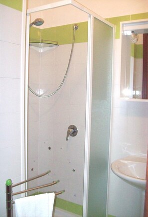 Triple Room | Bathroom shower - B&B Aldebaran (Paceco)