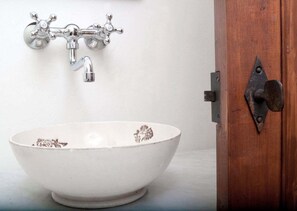 Shower, free toiletries, hair dryer
