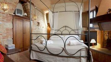 Free cots/infant beds, rollaway beds, free WiFi