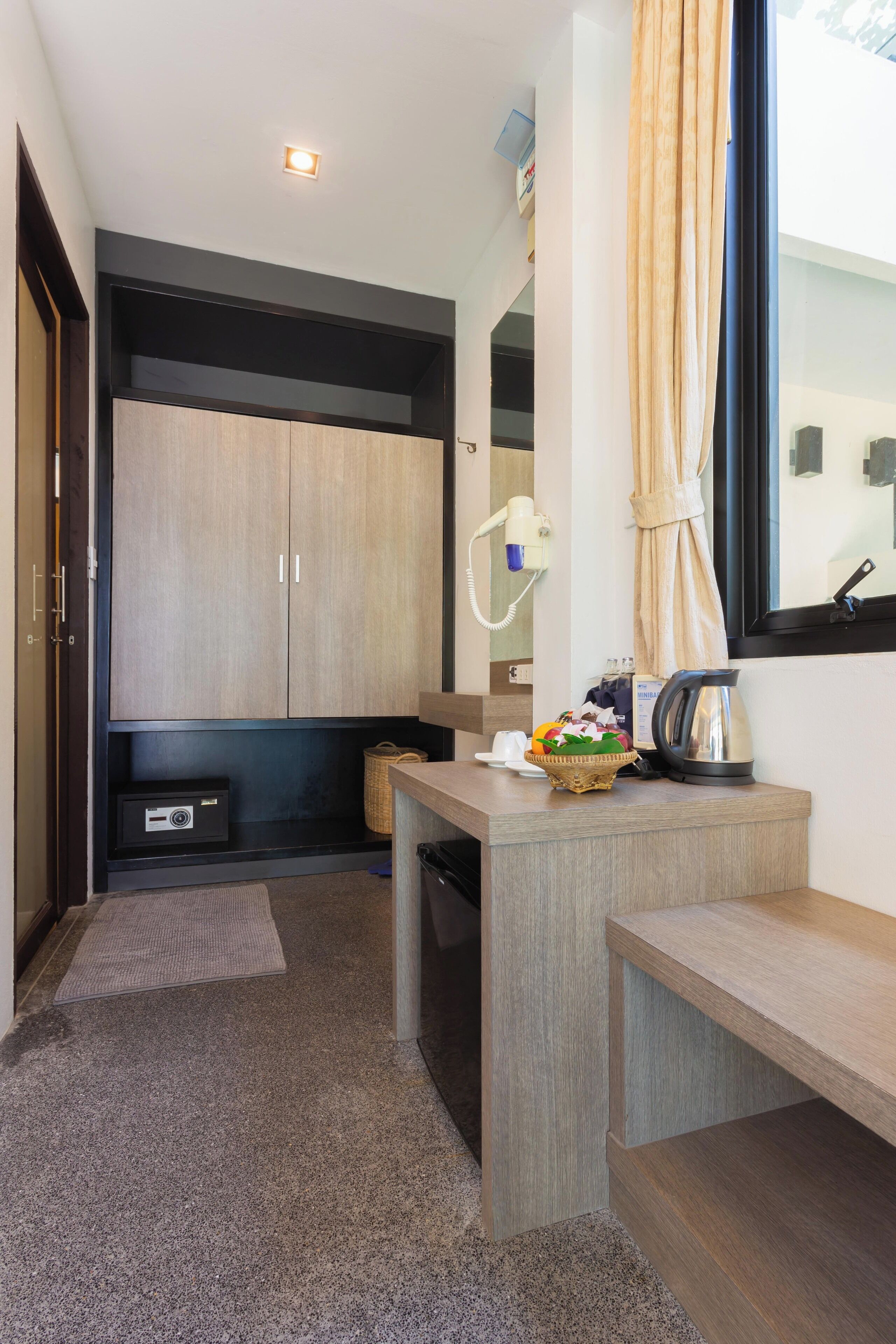 deluxe room | 1 bedroom, minibar, in-room safe, desk