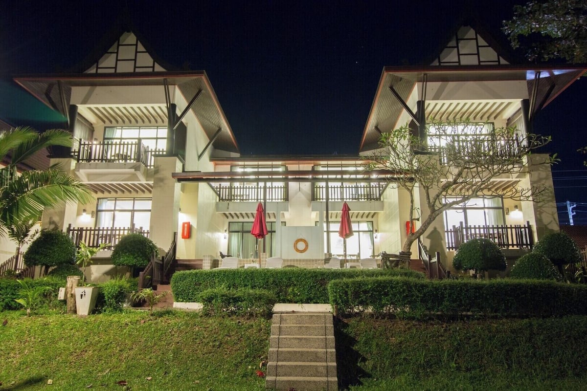 Pool Side Seaview | Minibar, in-room safe, desk, free WiFi