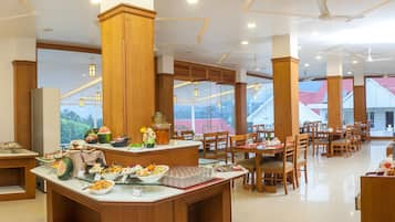 Desayuno buffet (INR 400 por persona) 