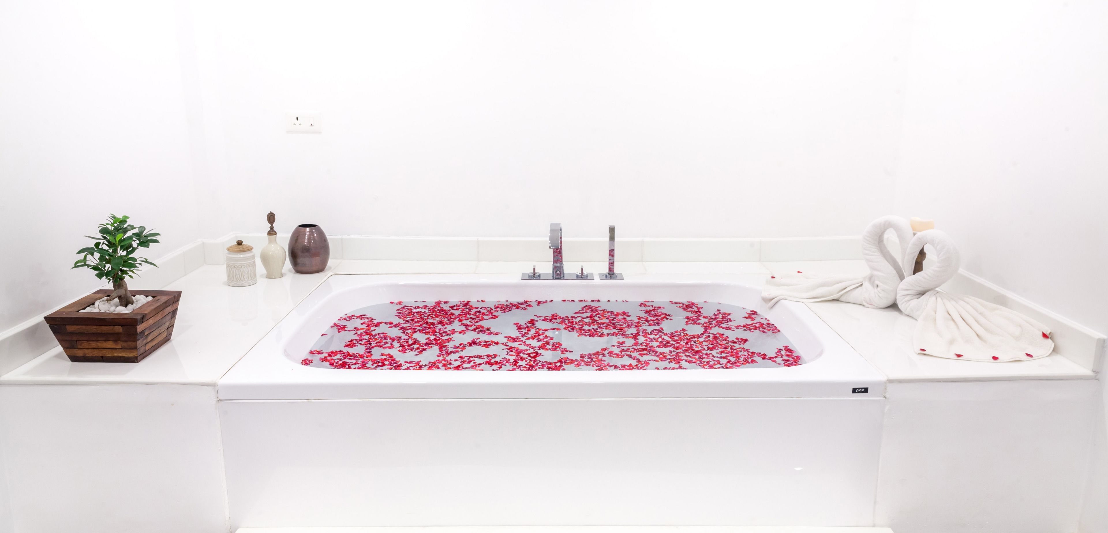 hot tub, steam room, body treatments, facials, massage/treatment rooms