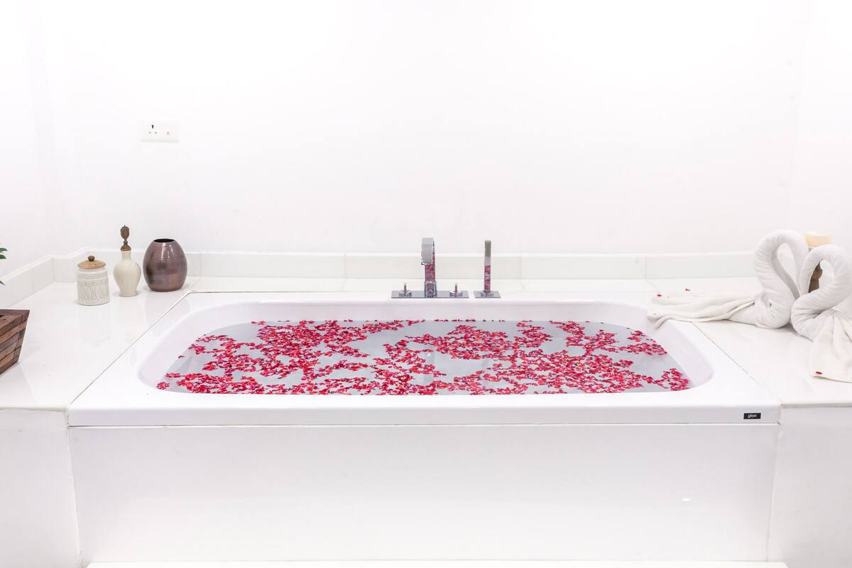 hot tub, steam room, body treatments, facials, massage/treatment rooms