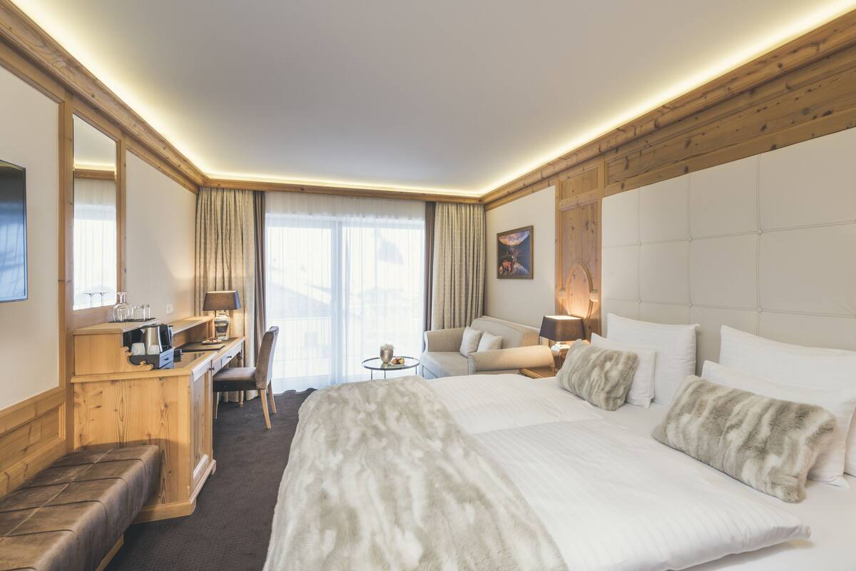 Phòng đôi tiện nghi đơn giản | Bộ đồ giường cao cấp, chăn bông, minibar, két bảo mật tại phòng