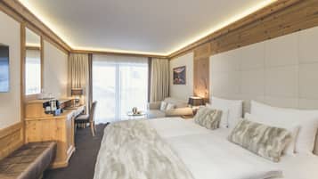 Phòng đôi tiện nghi đơn giản | Bộ đồ giường cao cấp, chăn bông, minibar, két bảo mật tại phòng