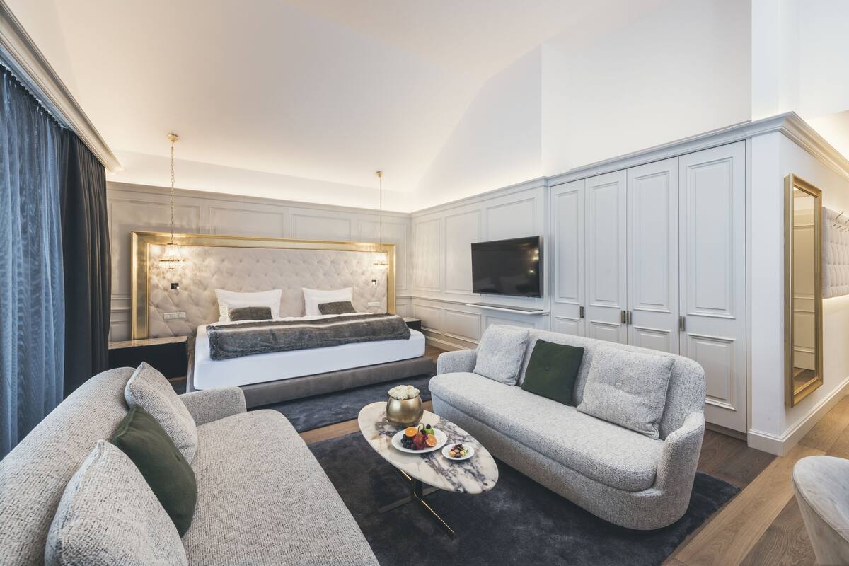 Phòng Suite Superior | Bộ đồ giường cao cấp, chăn bông, minibar, két bảo mật tại phòng
