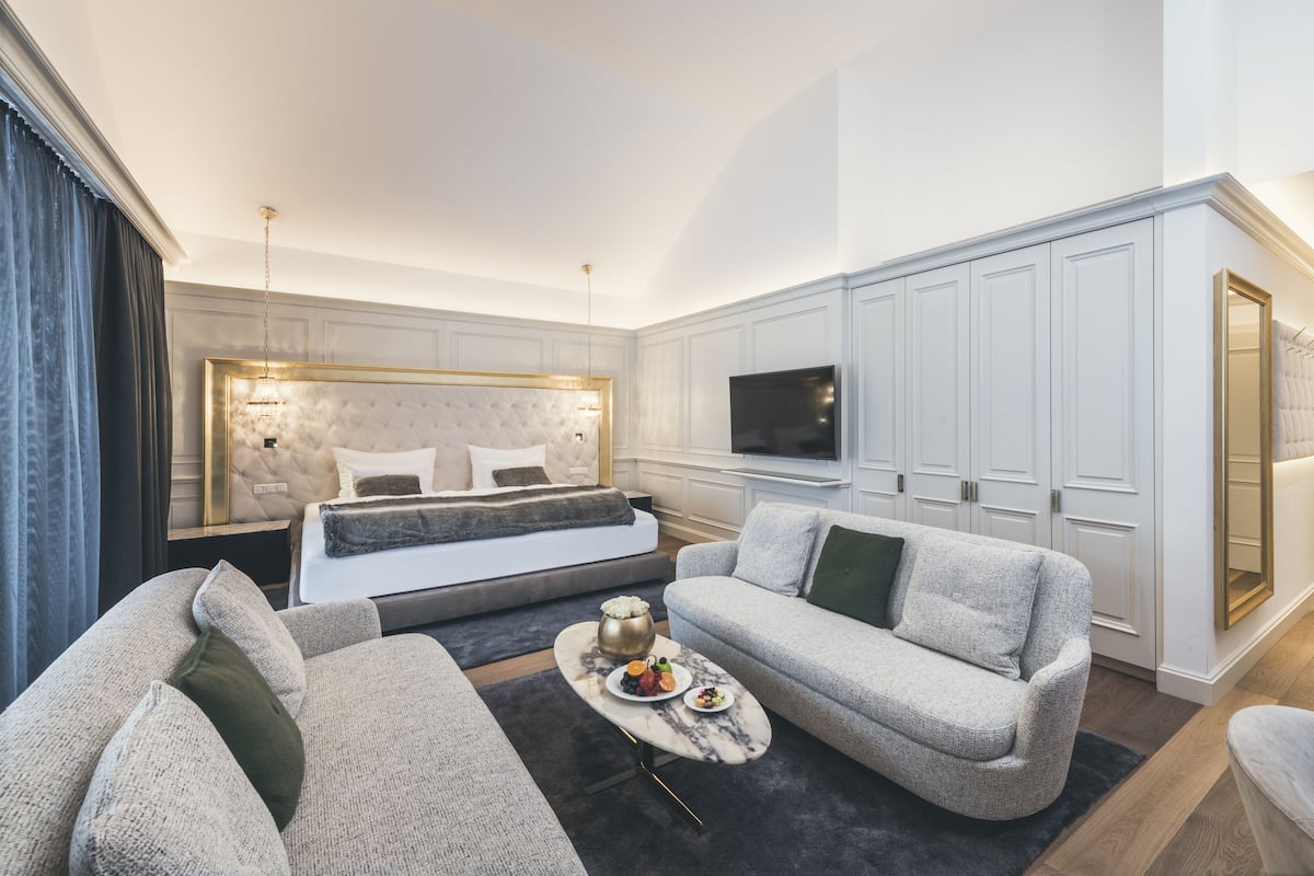 Superior suite | Luxe beddengoed, donzen dekbedden, een minibar, een kluis op de kamer