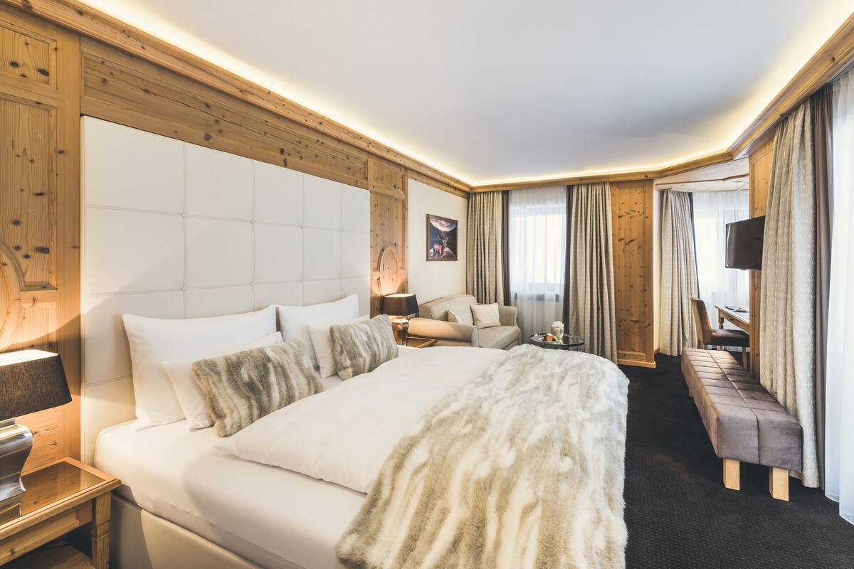 Phòng đôi Premium | Bộ đồ giường cao cấp, chăn bông, minibar, két bảo mật tại phòng
