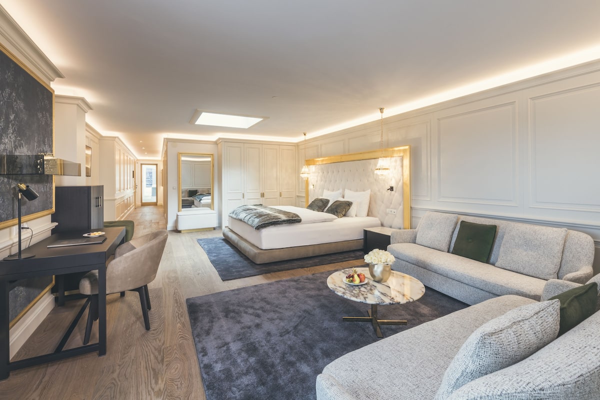 Superior appartement | Luxe beddengoed, donzen dekbedden, een minibar, een kluis op de kamer