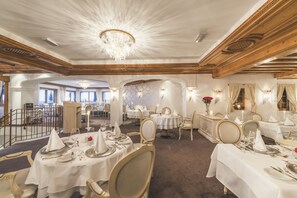 3 restaurantes, se sirven desayunos, comidas, cenas y cocina regional