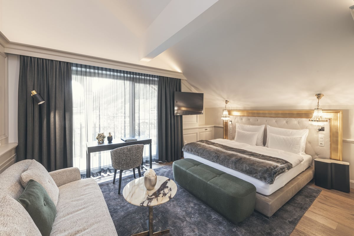 Deluxe tweepersoonskamer | Luxe beddengoed, donzen dekbedden, een minibar, een kluis op de kamer