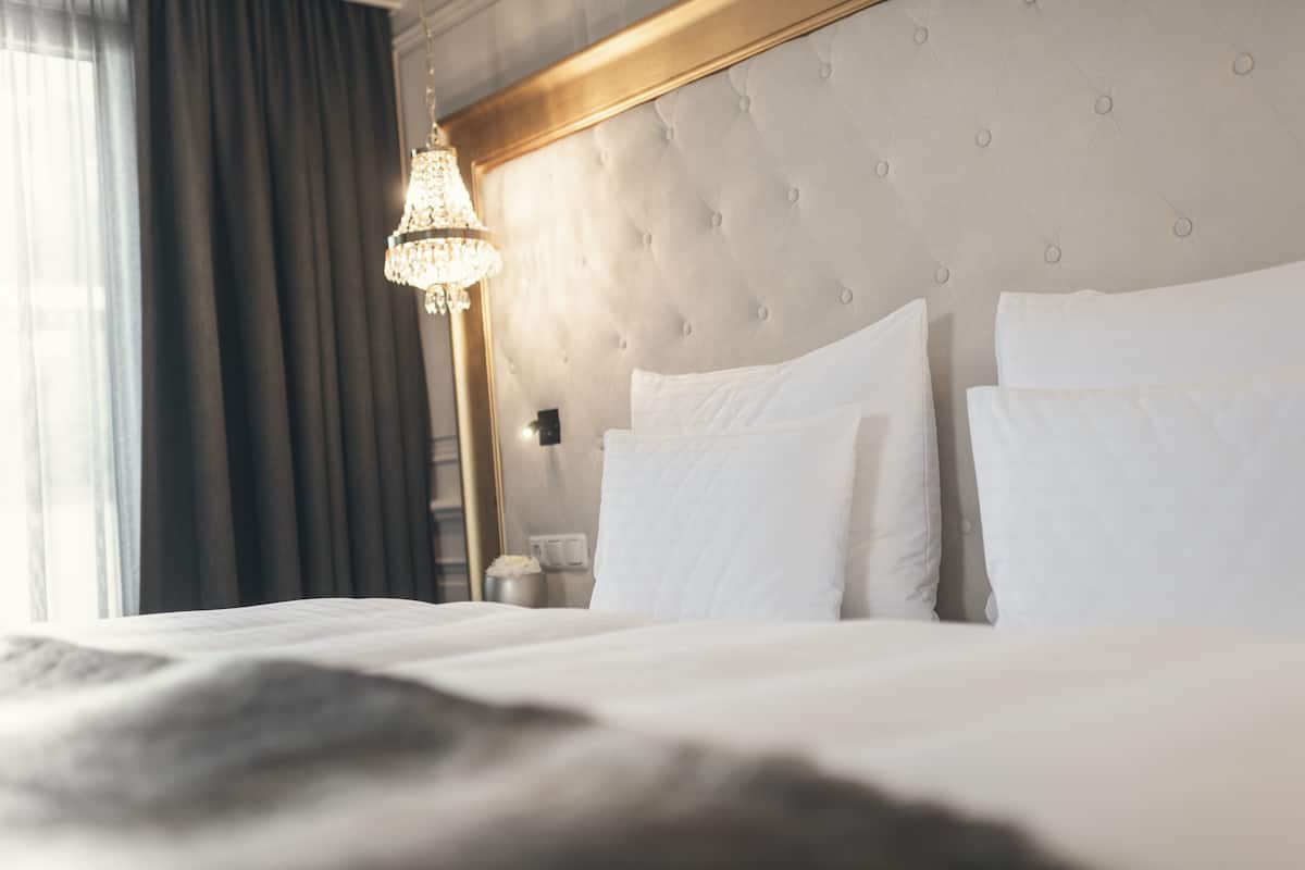 Comfort appartement | Luxe beddengoed, donzen dekbedden, een minibar, een kluis op de kamer