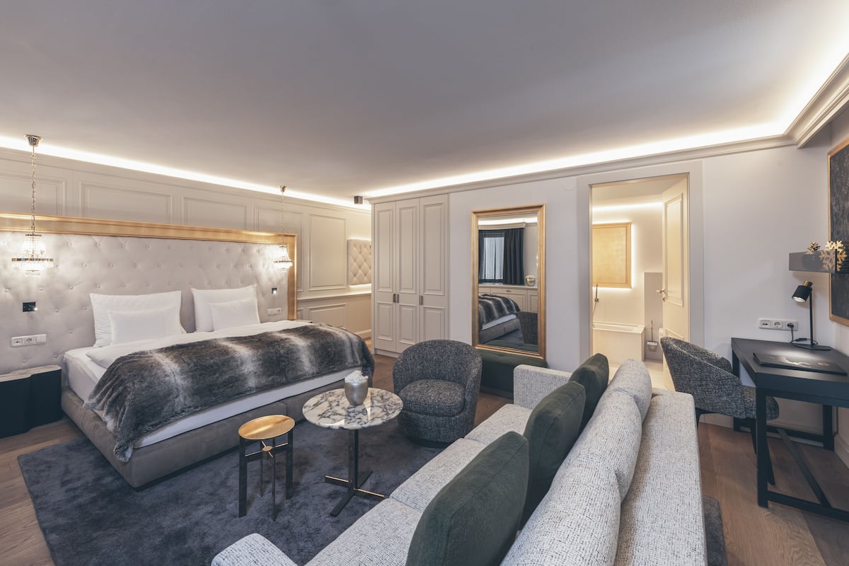 Superior suite, uitzicht op binnenplaats | Luxe beddengoed, donzen dekbedden, een minibar, een kluis op de kamer