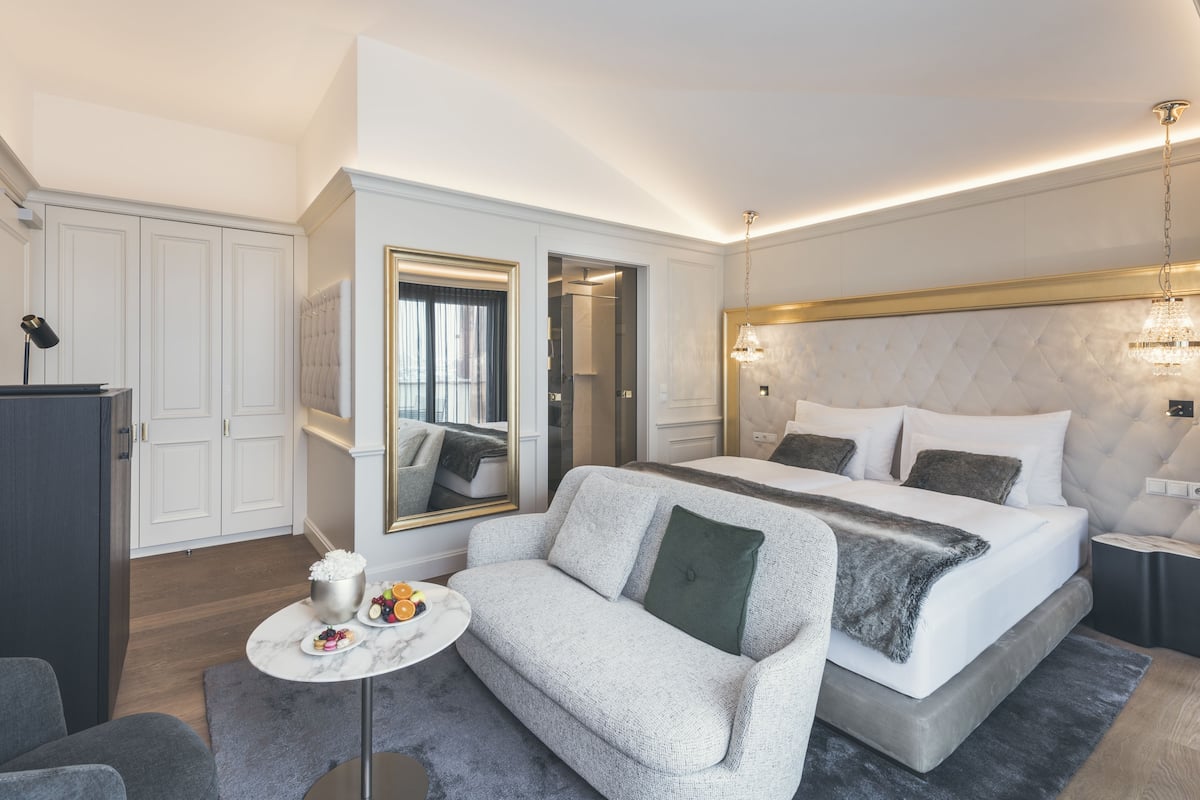 Superior kamer | Luxe beddengoed, donzen dekbedden, een minibar, een kluis op de kamer