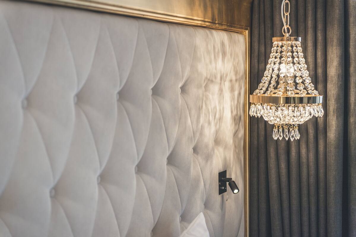 Bộ đồ giường cao cấp, chăn bông, minibar, két bảo mật tại phòng