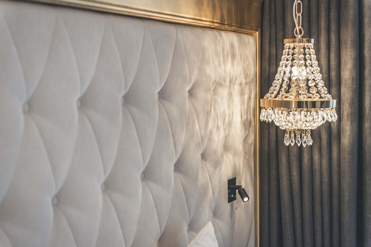 Luxe beddengoed, donzen dekbedden, een minibar, een kluis op de kamer