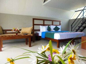 Quarto casal superior | Banheiro | Chuveiro, produtos de toalete grátis, secador de cabelo, chinelos