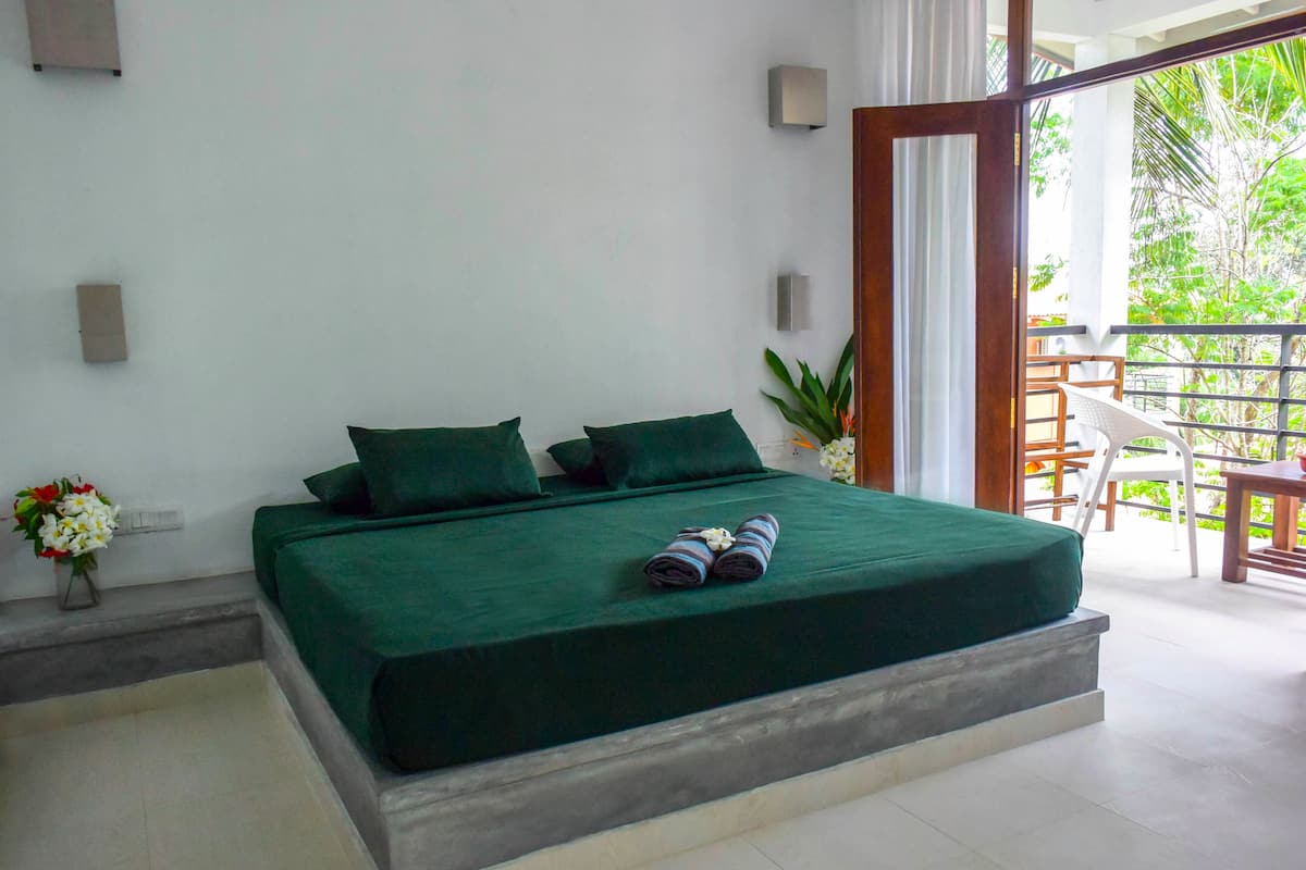 Deluxe-Doppel- oder -Zweibettzimmer, 1 Schlafzimmer, Raucher, zum Garten hin | Minibar, Zimmersafe, Schreibtisch, Bügeleisen/Bügelbrett