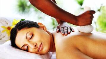Une personne qui reçoit un massage.