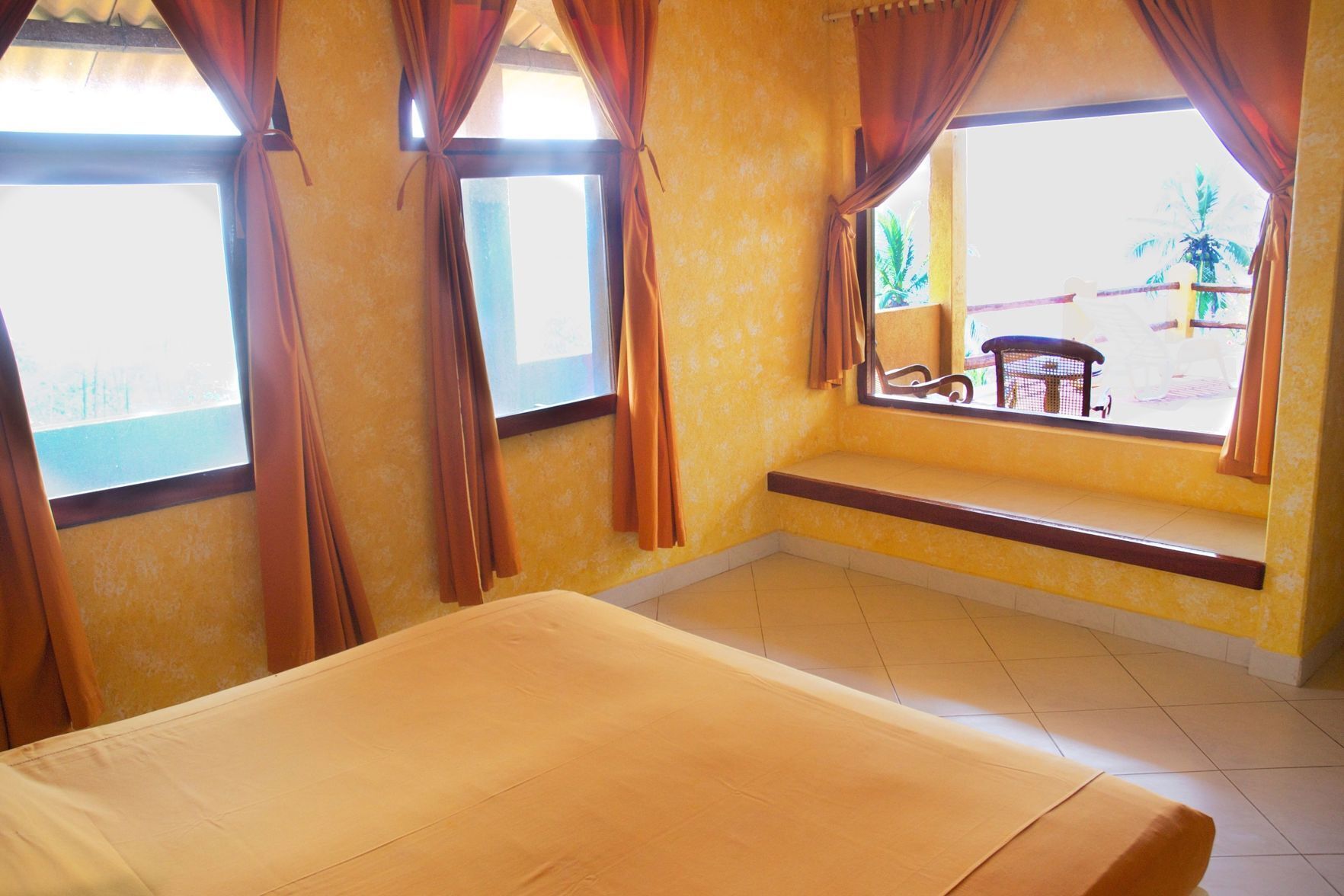 Minibar, in-room safe, desk, iron/ironing board