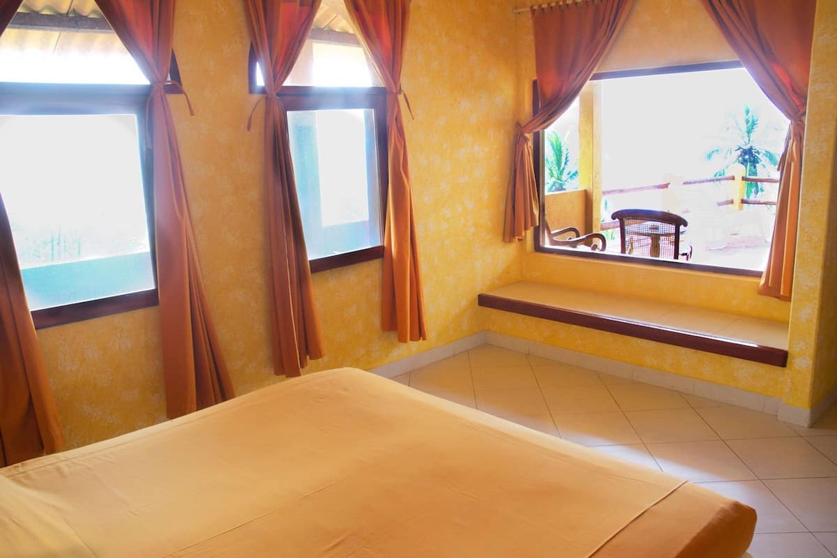 Minibar, in-room safe, desk, iron/ironing board