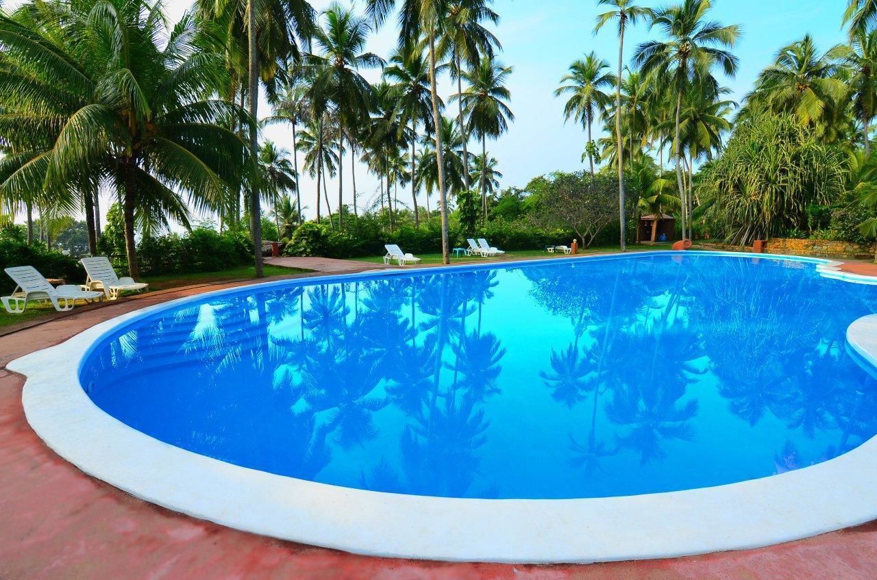 2 outdoor pools, pool loungers