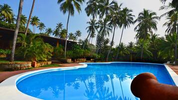 2 piscines extérieures, chaises longues