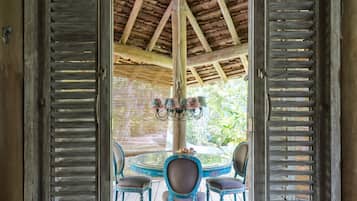 Cabaña romántica, 1 habitación, cocina, vista al jardín | Sábanas de algodón egipcio, ropa de cama de alta calidad y minibar