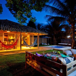 Villa Grand, 2 habitaciones, alberca privada, en el área del jardín | Área de sala de estar | Estación para iPod 